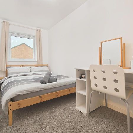 The Metcombe - Holiday Home With Free Parking 10 Minutes Walk To Etihad Stadium & Coop Live Arena Манчестър Екстериор снимка