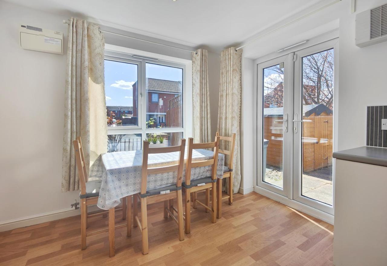 The Metcombe - Holiday Home With Free Parking 10 Minutes Walk To Etihad Stadium & Coop Live Arena Манчестър Екстериор снимка