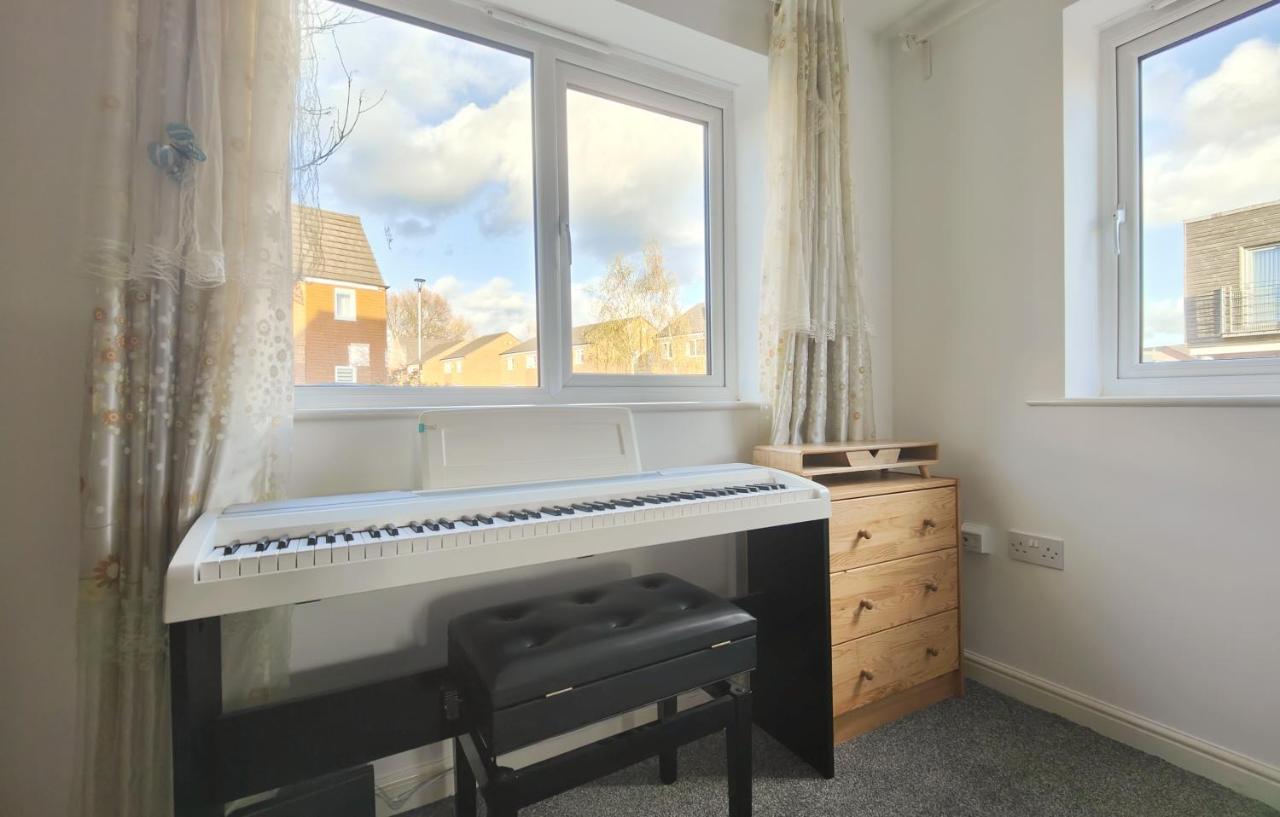 The Metcombe - Holiday Home With Free Parking 10 Minutes Walk To Etihad Stadium & Coop Live Arena Манчестър Екстериор снимка